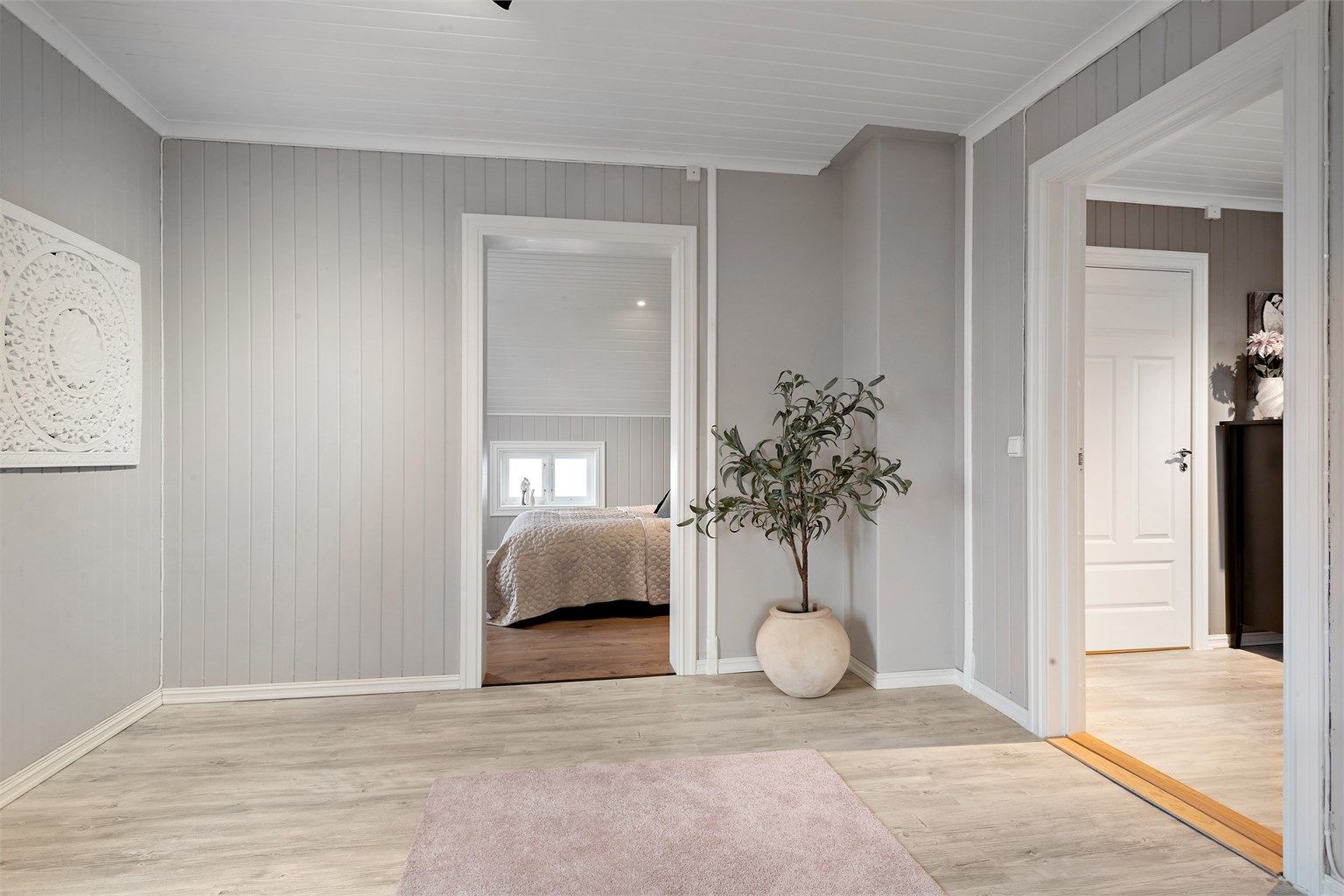 Boligen har fem soverom | Boligen har ikke godkjente plantegninger, så rommene er definert ut i fra bruk og takstrapport, samt tidligere salgsoppgaver