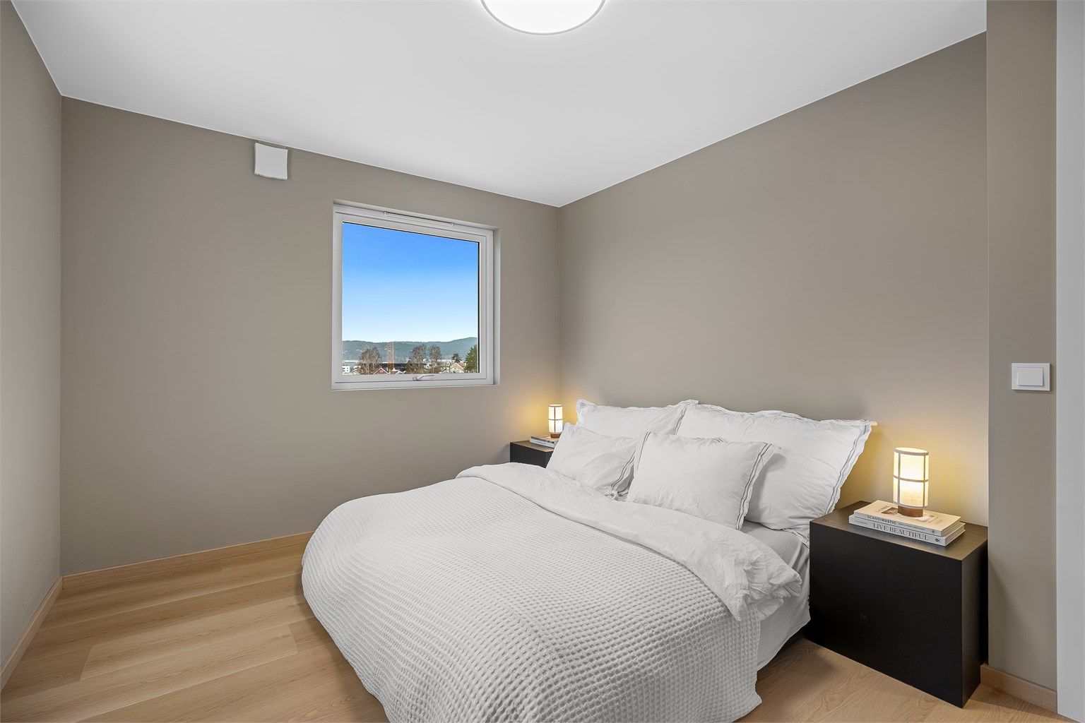 Soverom 2 - med plass til dobbeltseng og nattbord