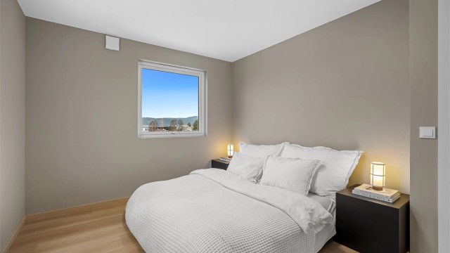 Soverom 2 - med plass til dobbeltseng og nattbord