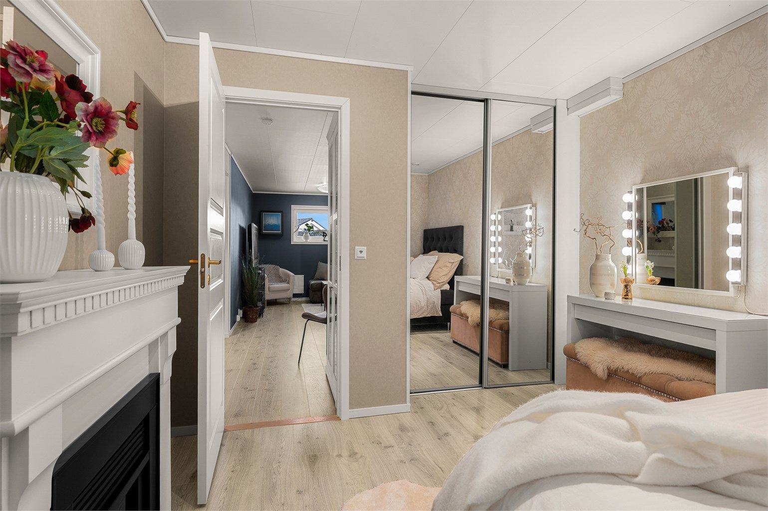 Romslig soverom i underetasjen på 13 kvm, godt egnet som ungdomsrom/gjesterom. Rommet er opprinnelig byggemeldt som disponibelt rom og dermed ikke godkjent for varig opphold. Kjøper overtar alt ansvar, eventuell kostnad og risiko forbundet med dette.