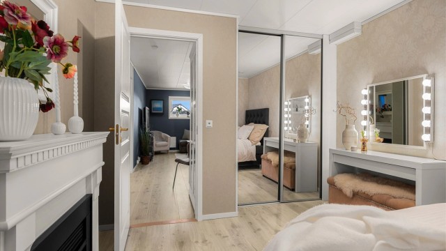 Romslig soverom i underetasjen på 13 kvm, godt egnet som ungdomsrom/gjesterom. Rommet er opprinnelig byggemeldt som disponibelt rom og dermed ikke godkjent for varig opphold. Kjøper overtar alt ansvar, eventuell kostnad og risiko forbundet med dette.