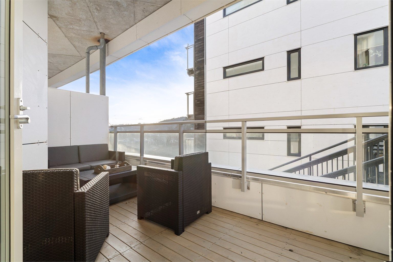 Balkongen er vestvendt og er på ca. 8 kvm