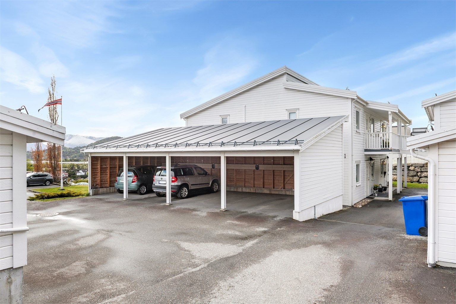 Egen parkeringsplass i carport. Plassen er utstyrt med elbillader.