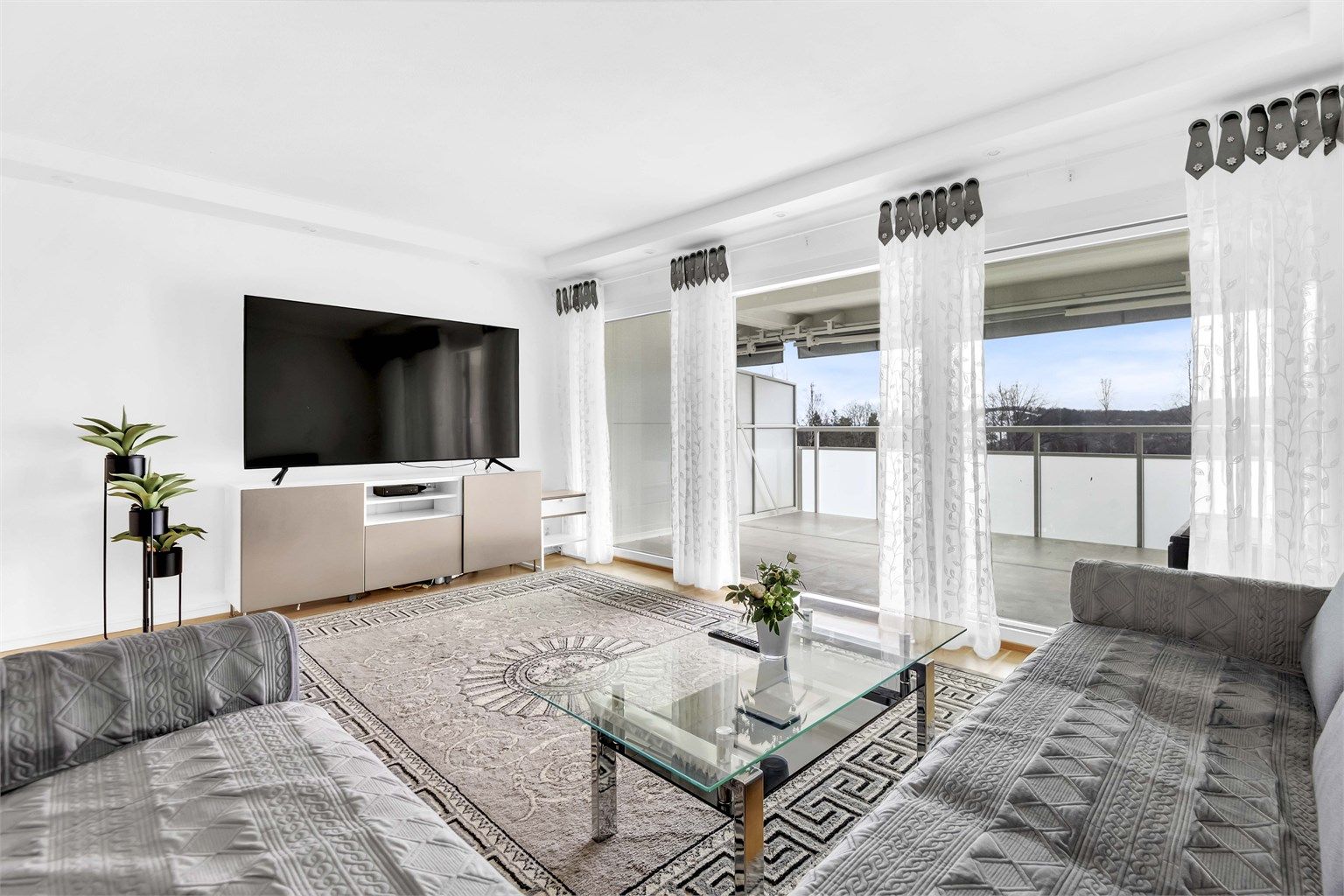 Velkommen til Bjørnebærstien 30 - presentert av Tenaz Ershadi v/Krogsveen.