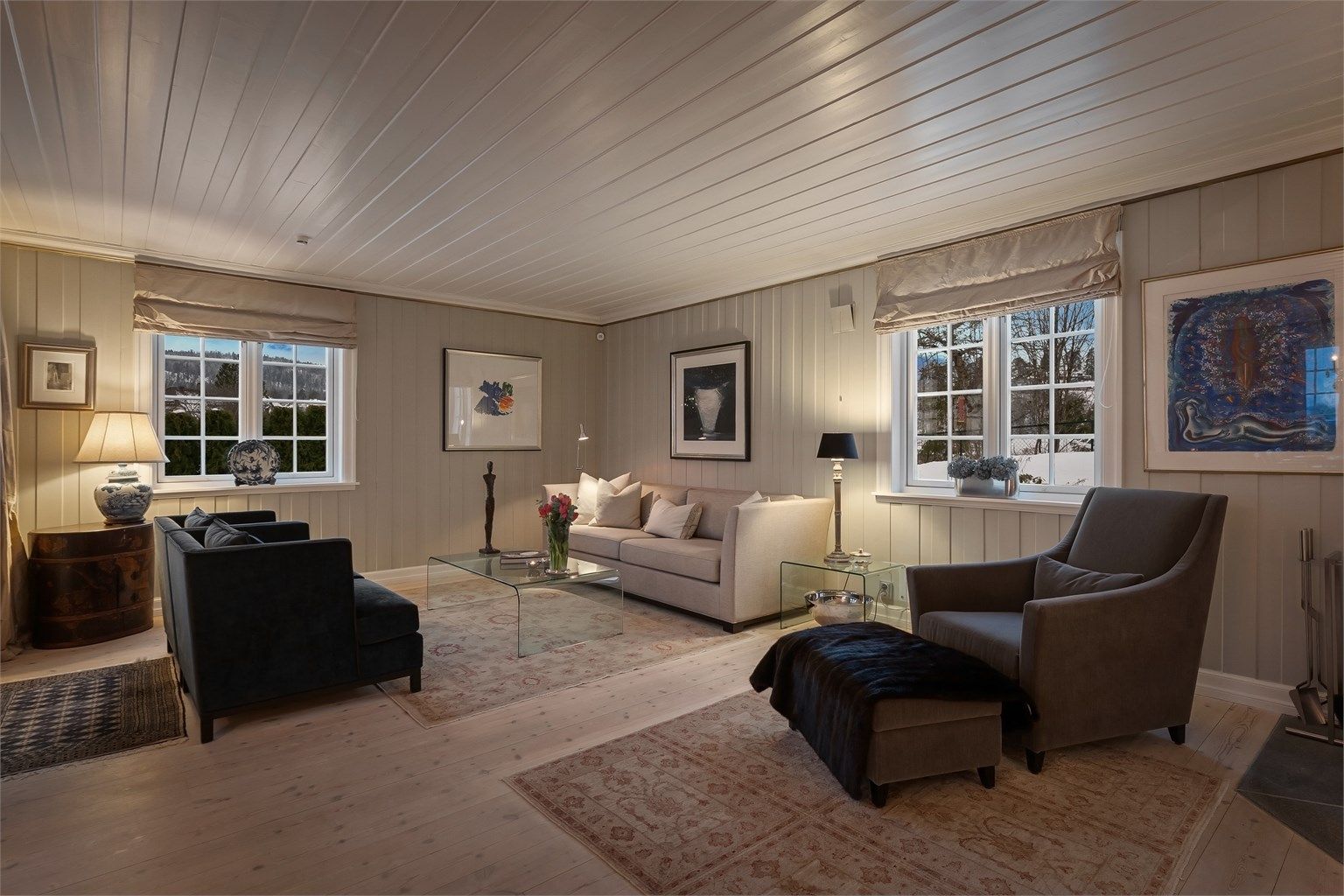 I boligens 1. etasje finner du entré, gang, vaskerom, forstue, kjøkken, stue og toalettrom