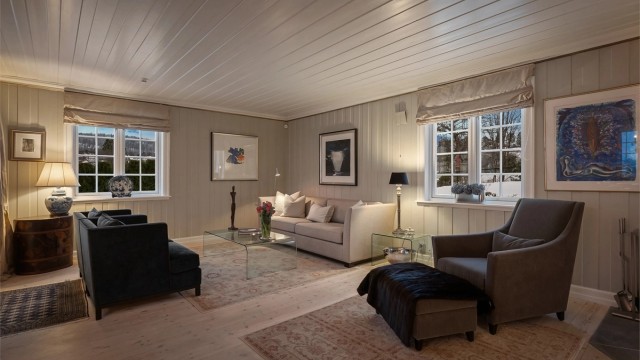 I boligens 1. etasje finner du entré, gang, vaskerom, forstue, kjøkken, stue og toalettrom