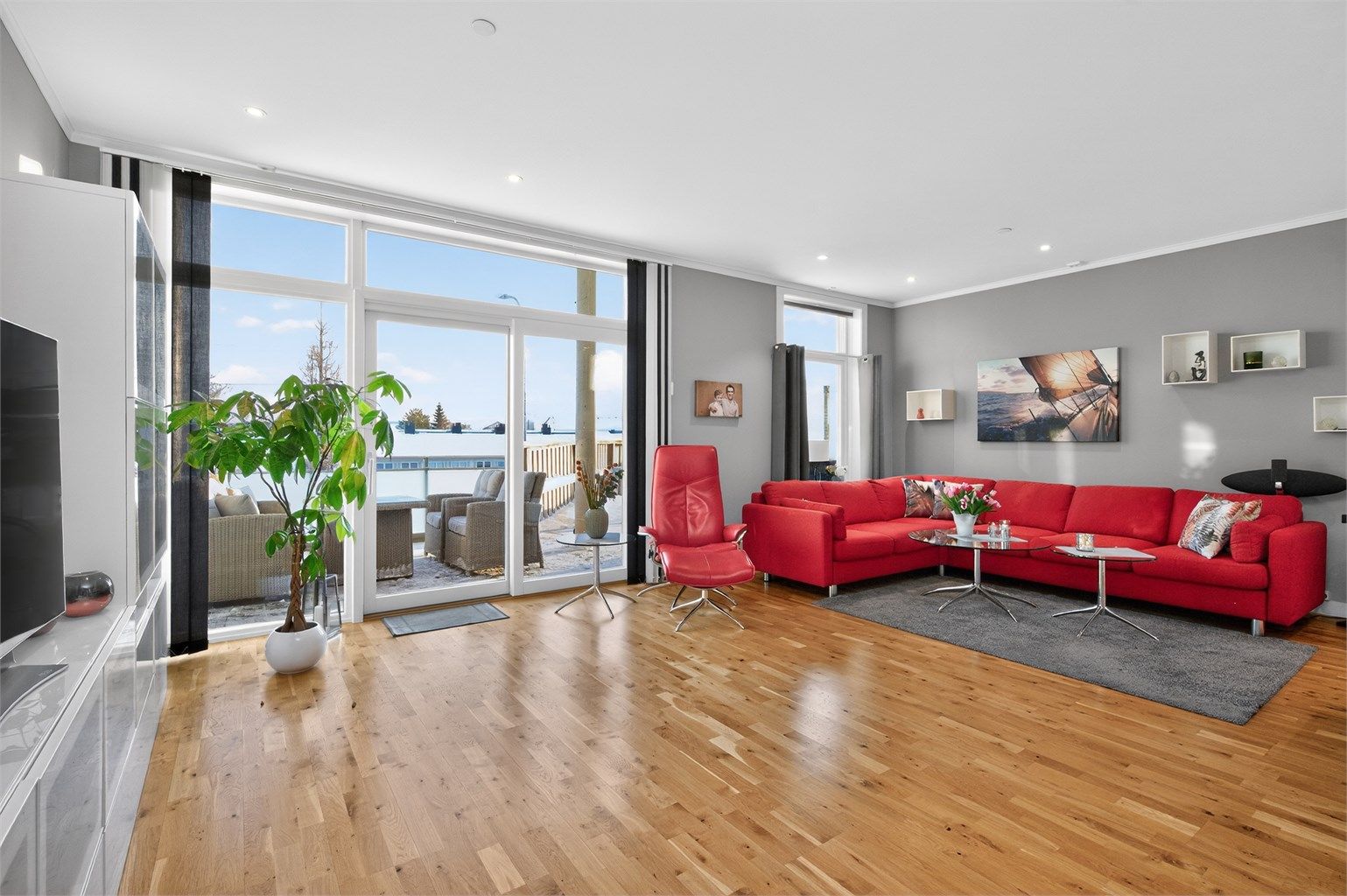 Stue- og kjøkkenarealet er lett å møblere med de flere sonene i rommet. 