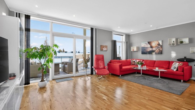 Stue- og kjøkkenarealet er lett å møblere med de flere sonene i rommet.