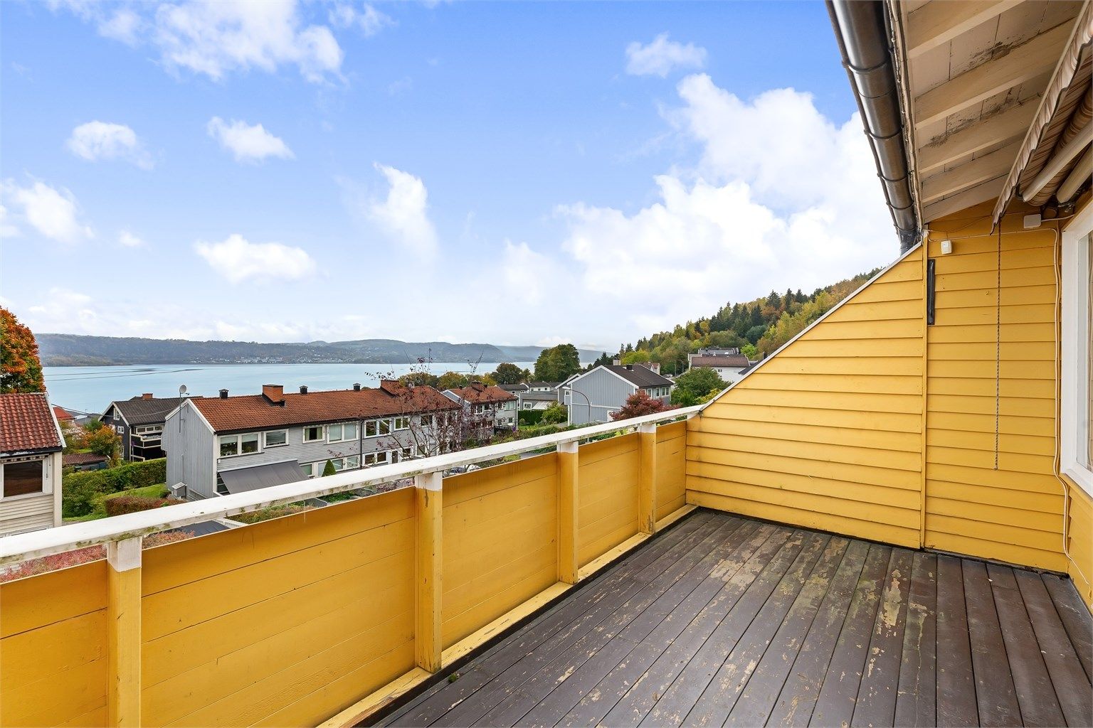 Delvis overbygget balkong på ca. 11 kvm med markise