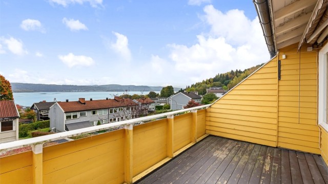 Delvis overbygget balkong på ca. 11 kvm med markise