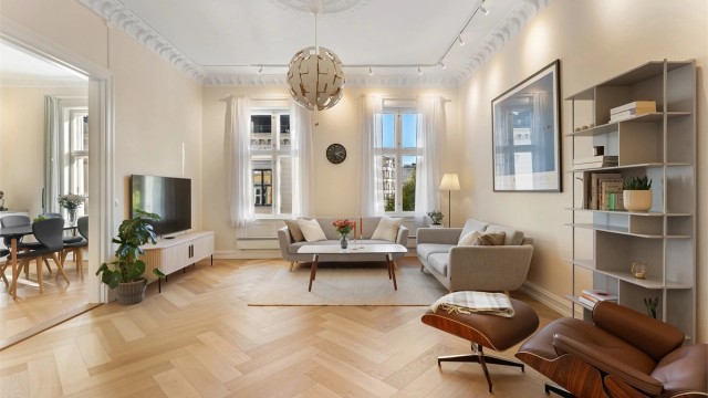 Velkommen til Mauritz Hansens gate 6D beliggende i byggets 3 etasje. En lekker 3-roms leilighet med gjennomgående klassisk stil med rosett og stukkatur.