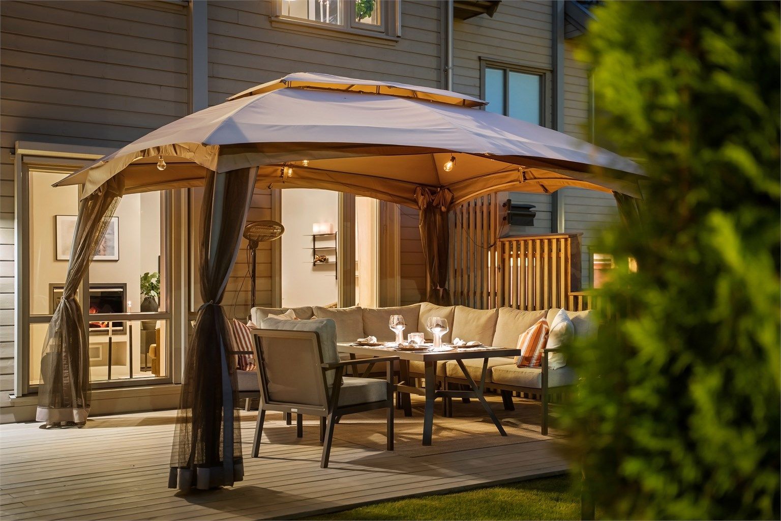 Her kan man nyte sene sommerdager med venner og familie. Den flotte paviljongen medfølger salget. 