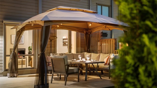 Her kan man nyte sene sommerdager med venner og familie. Den flotte paviljongen medfølger salget.