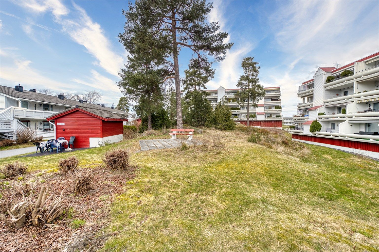 Uteområdene er barnevennlige med lekeapparater og store grøntarealer.