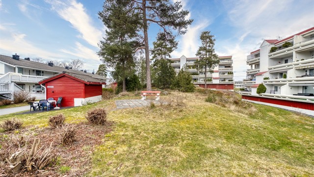 Uteområdene er barnevennlige med lekeapparater og store grøntarealer.