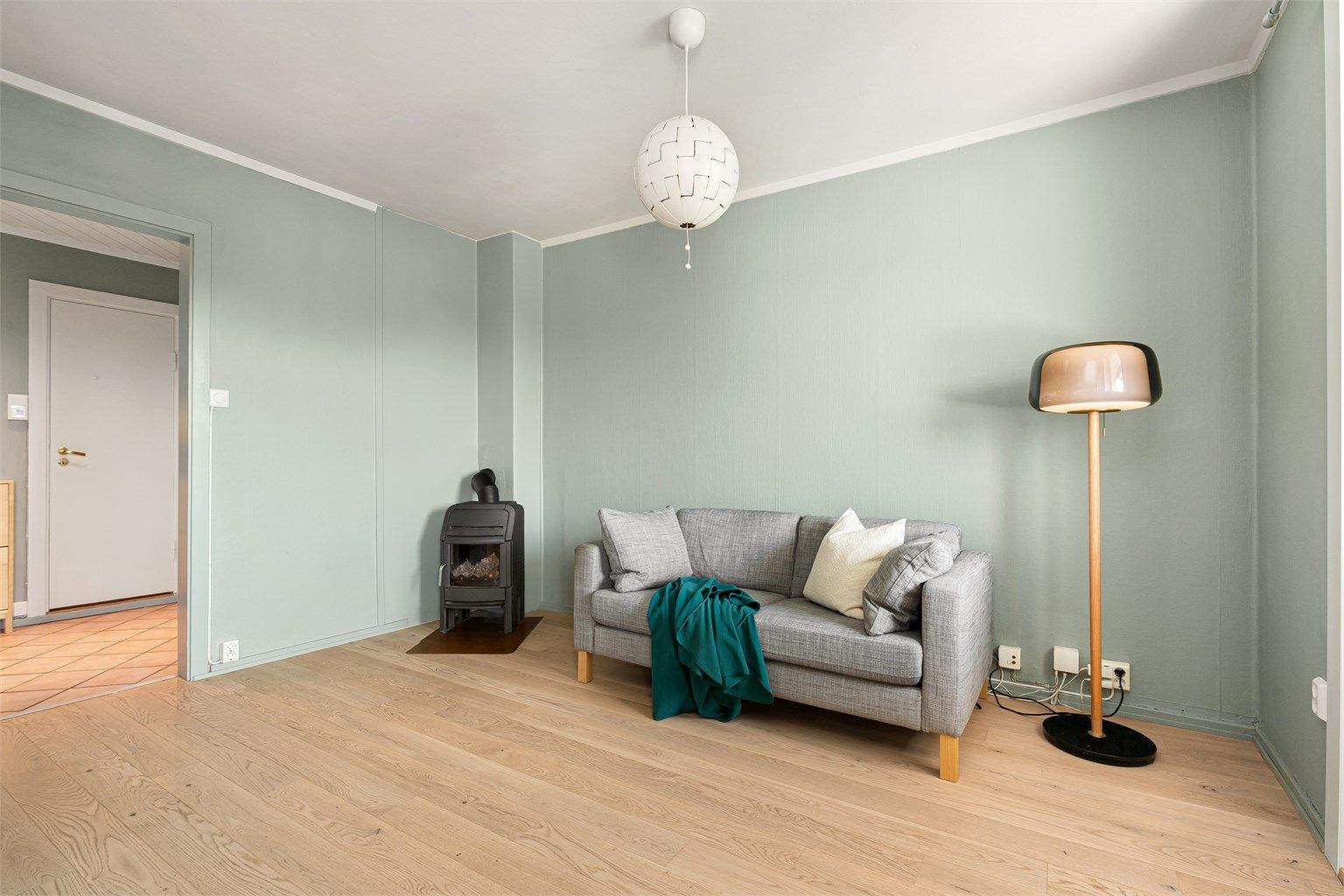 I det ene hjørnet er det montert en peisovn som gir god varme til leiligheten