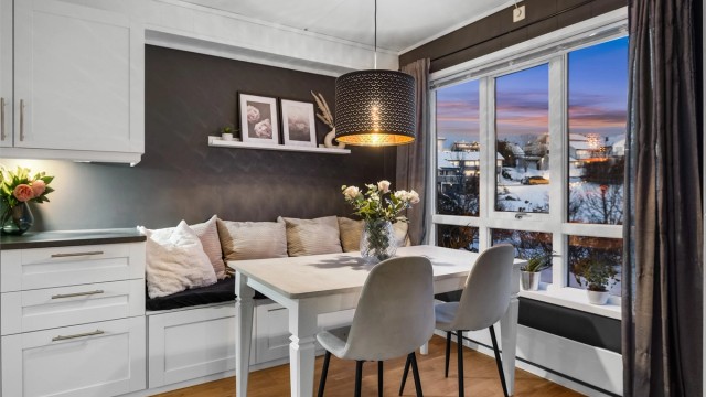 Den plassbygde sittebenken ved spisebordet gir en smart og hyggelig utnyttelse av plassen.