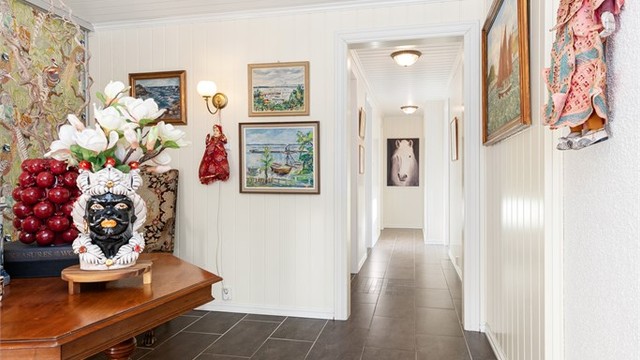 Fra hall i underetasjen mot gang