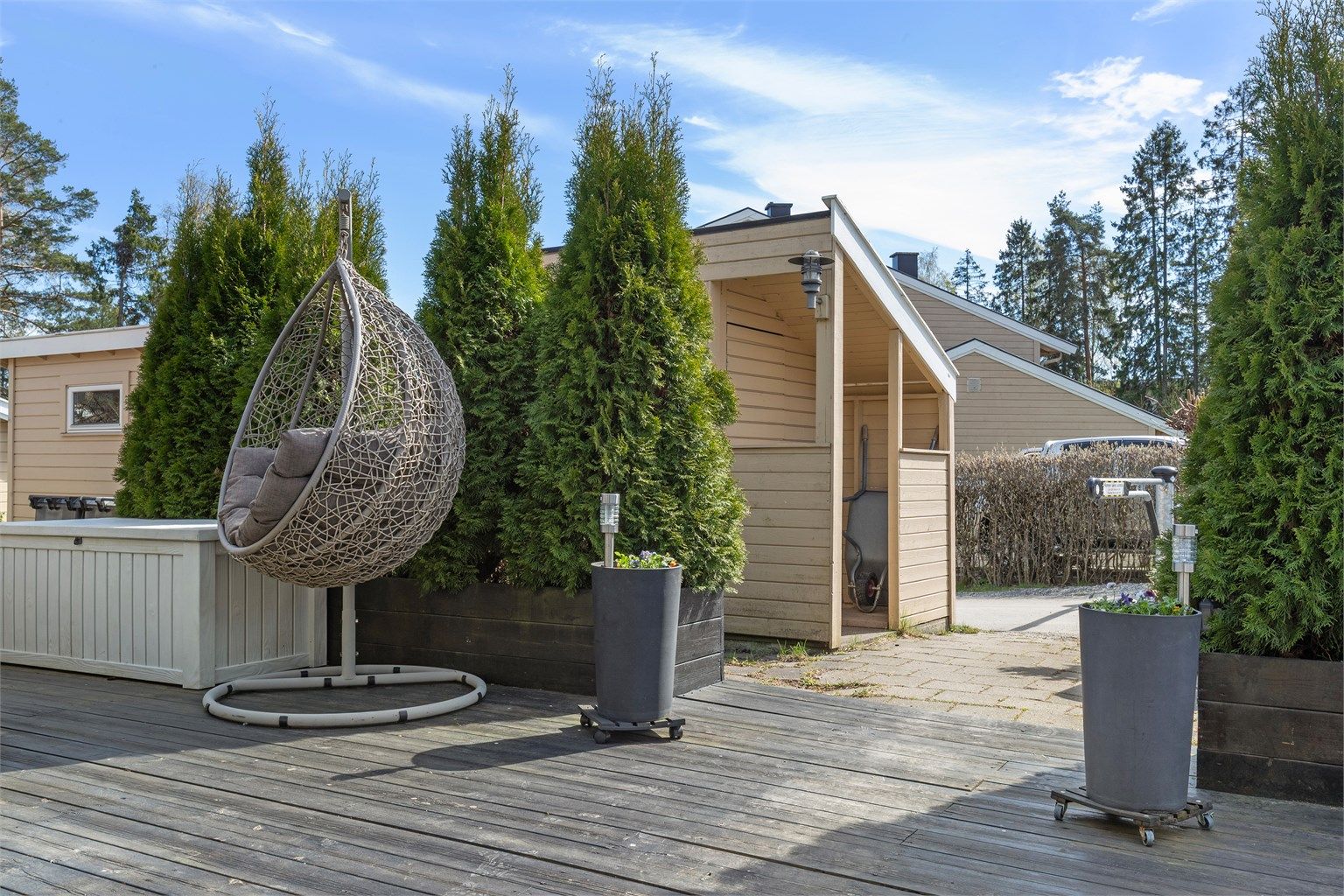 I tilknytning til inngangspartiet er det en frittstående, uisolert utebod på 4 m² for ekstra lagring.