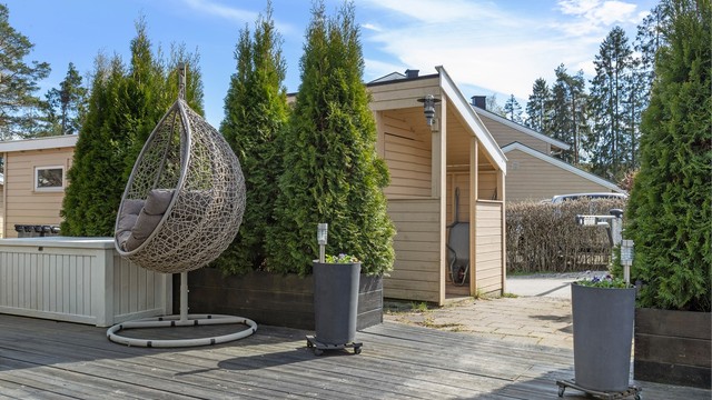 I tilknytning til inngangspartiet er det en frittstående, uisolert utebod på 4 m² for ekstra lagring.