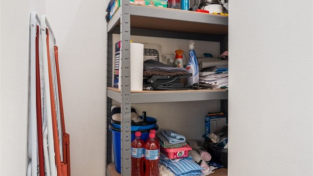 Praktisk innvendig bod ved kjøkkenet, gir god oppbevaringsplass i leiligheten.