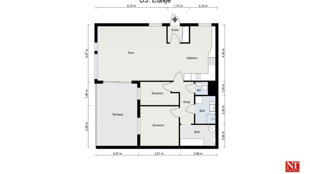 Leiligheten har en arealeffektiv planløsning på 80 m² med åpen stue- og kjøkkenløsning, to soverom og separat bad og WC.