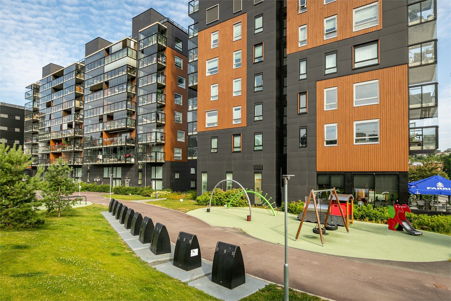 Fellesområdene inkluderer lekeplass og grøntarealer.