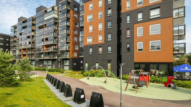 Fellesområdene inkluderer lekeplass og grøntarealer.