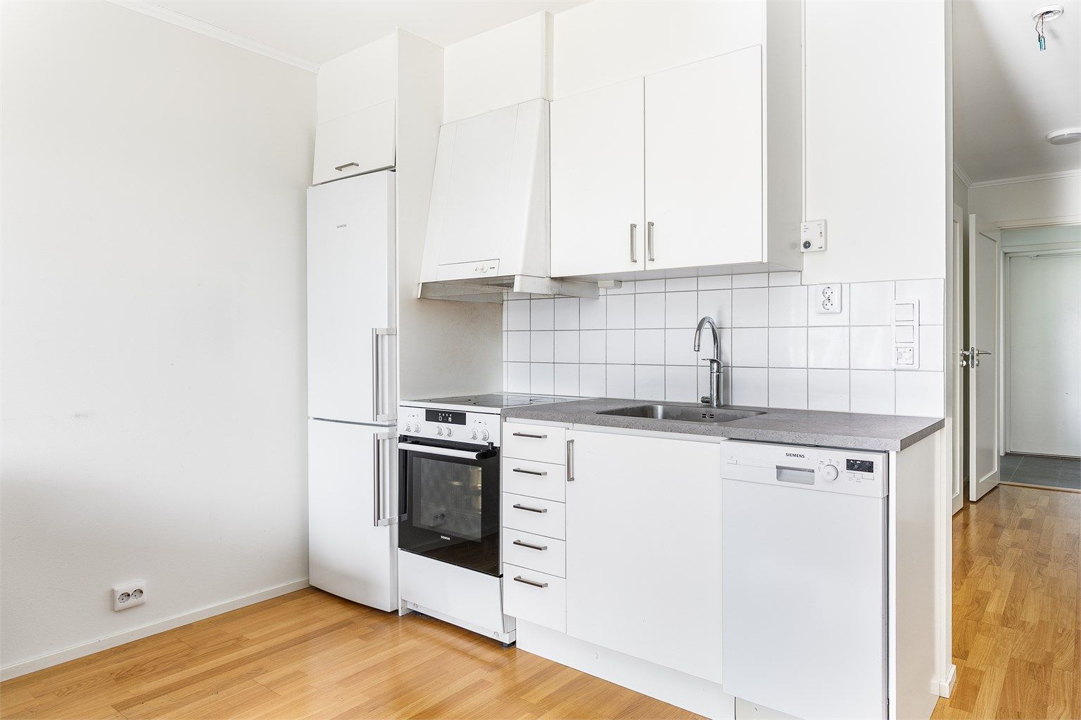 Kjøkkenet er tilrettelagt for frittstående hvitevarer. Både komfyr, oppvaskmaskin og kjøleskap medfølger.