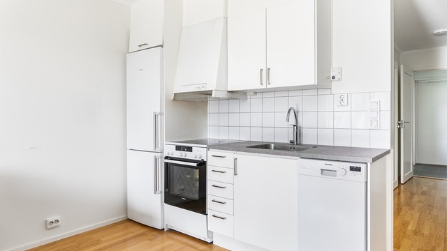 Kjøkkenet er tilrettelagt for frittstående hvitevarer. Både komfyr, oppvaskmaskin og kjøleskap medfølger.