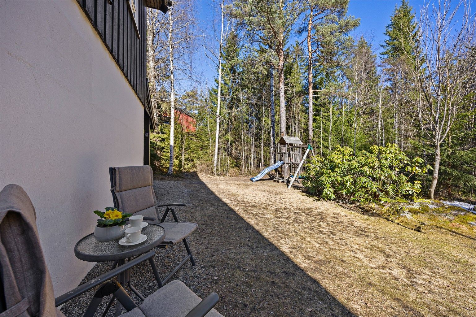 På baksiden av huset er det stor plass til barna å leke på.