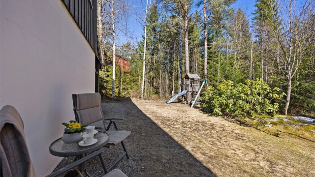 På baksiden av huset er det stor plass til barna å leke på.