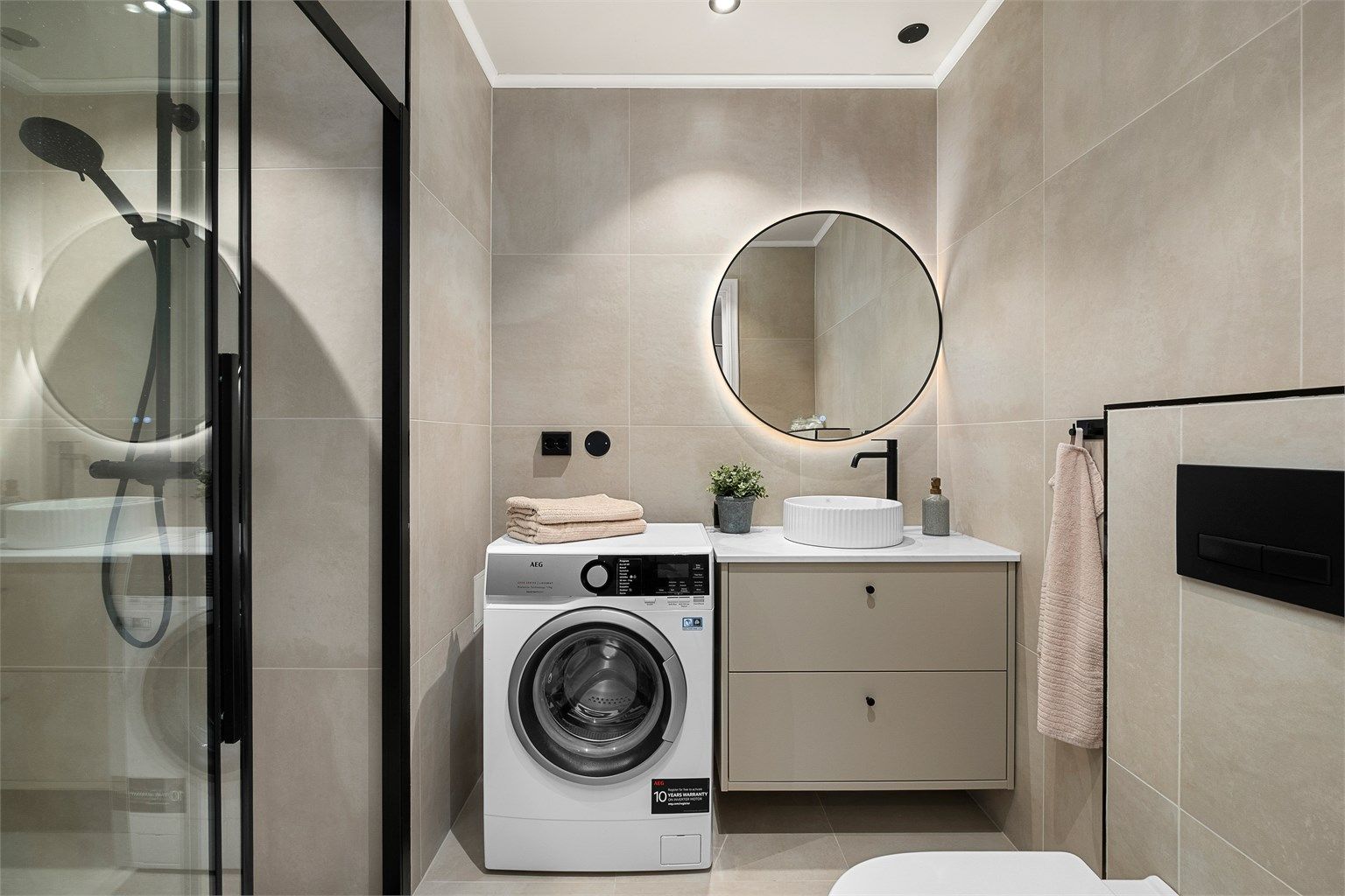 Delikat bad renovert i 2025 med flislagte overflater, moderne innredning og et stilrent uttrykk.