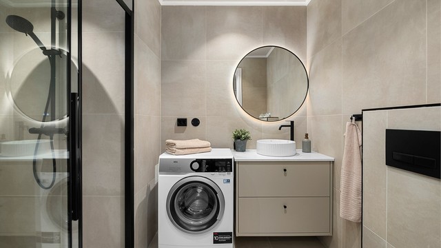 Delikat bad renovert i 2025 med flislagte overflater, moderne innredning og et stilrent uttrykk.