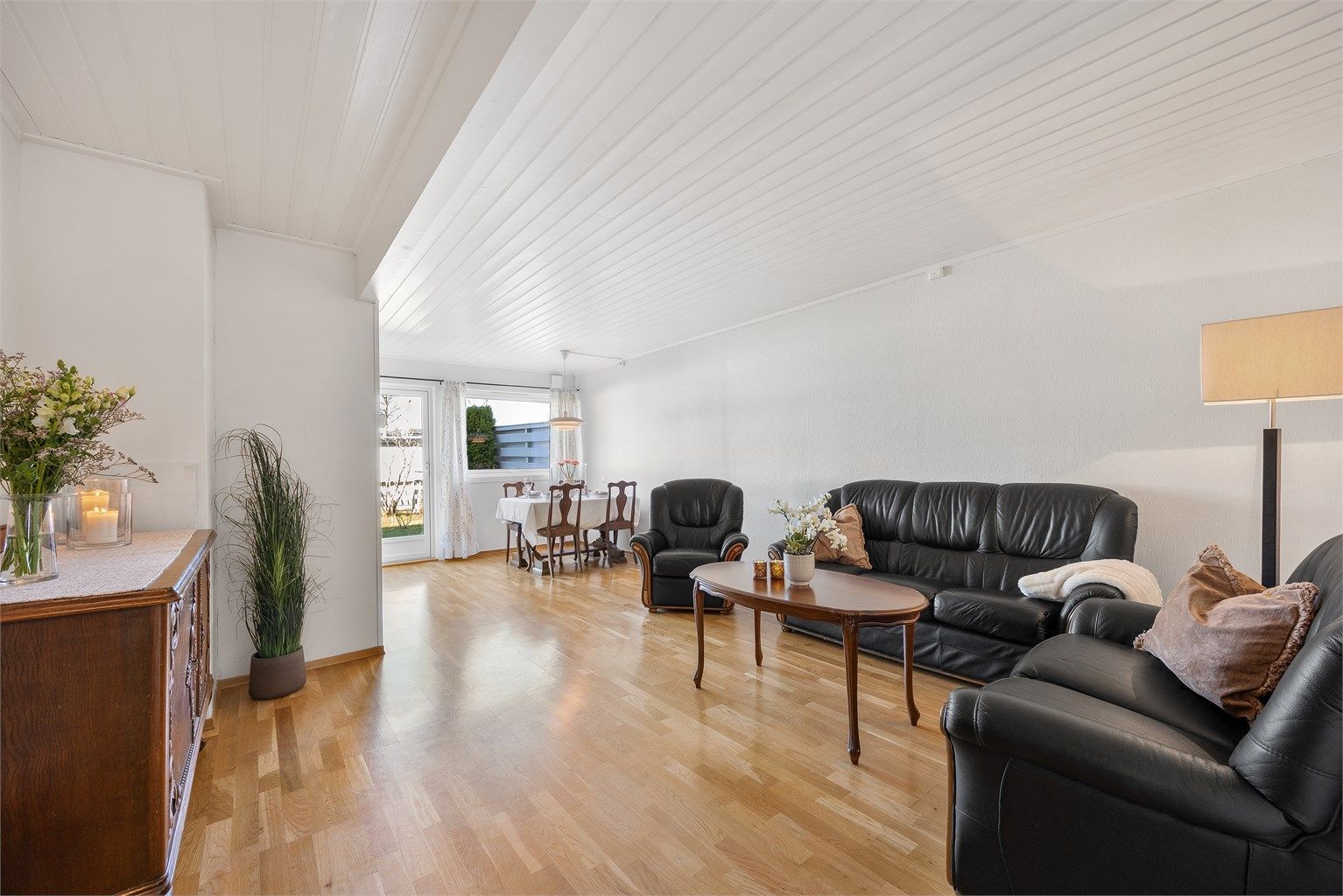 En helhetlig oversikt over første etasje, som viser den åpne og sosiale planløsningen.