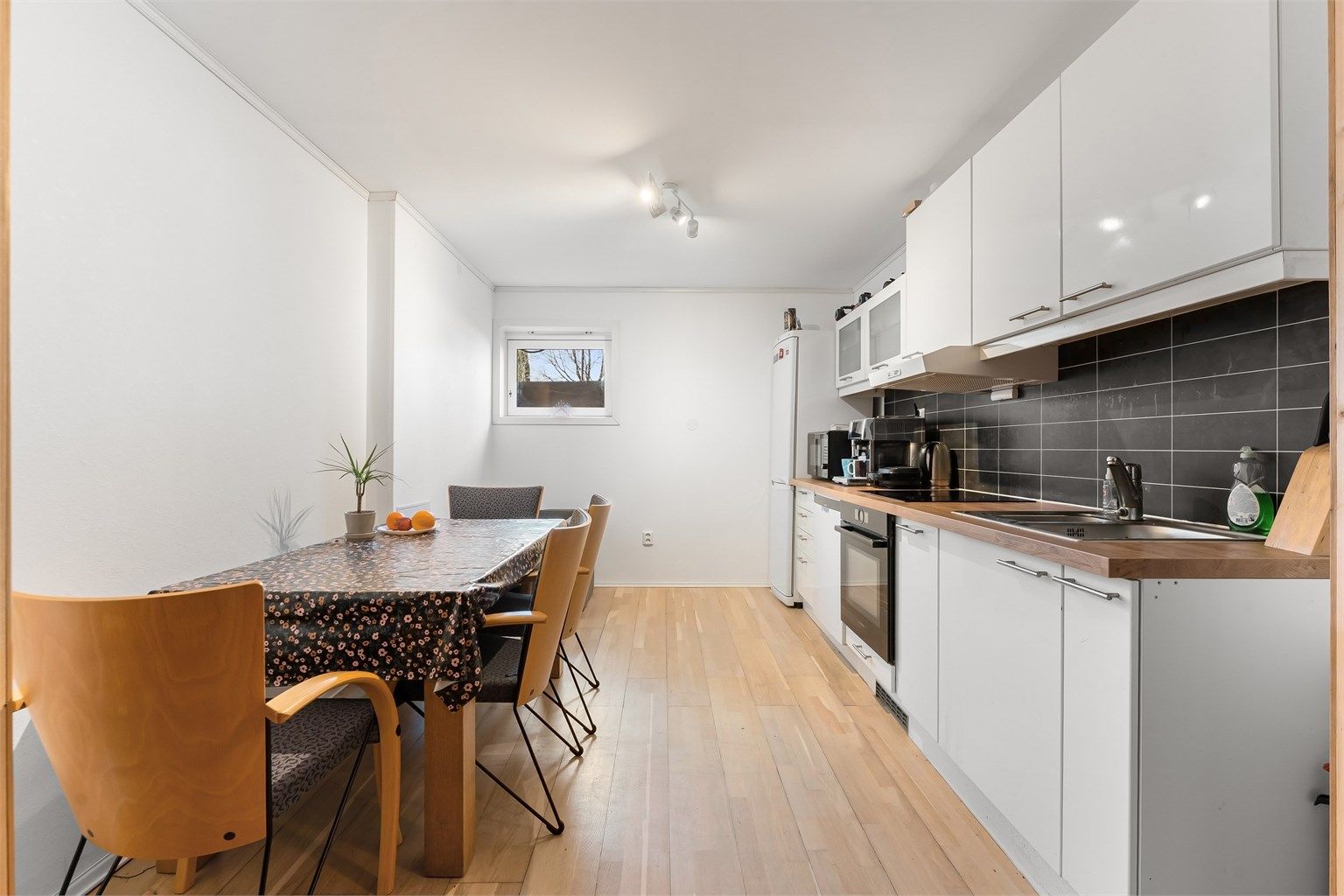 Etasjen inneholder rom innredet som entré, kjøkken, to soverom og bad. (Ikke godkjent for varig opphold)