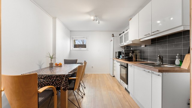 Etasjen inneholder rom innredet som entré, kjøkken, to soverom og bad. (Ikke godkjent for varig opphold)