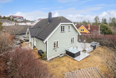 Eiendommen ligger i et svært barnevennlig og attraktivt boligområde på Bøleråsen ved Langhus, i Nordre Follo kommune