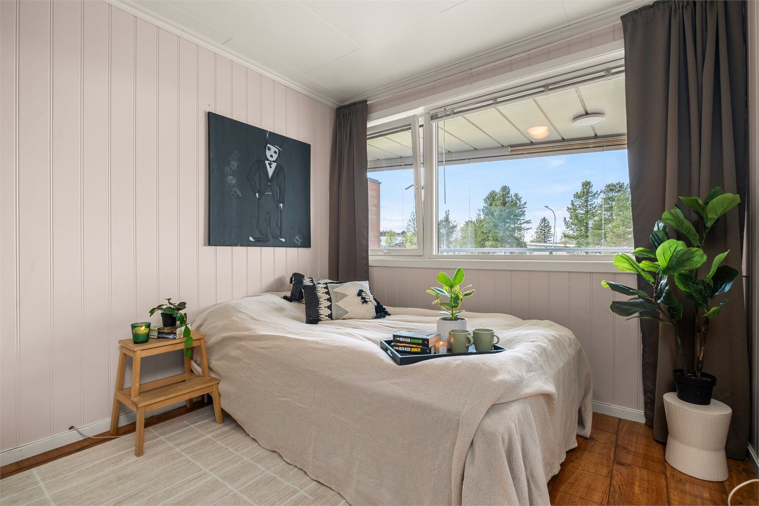 Et av to soverom på romslige 10 kvm. Rommet har god plass til dobbeltseng av ønsket størrelse, nattbord og garderobeskap. 