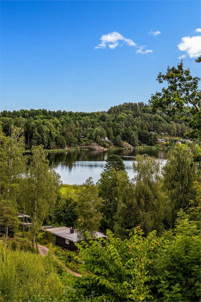 Nyt late og rolige dager tett på naturen, med flotte turmuligheter og badevann rett i nærheten.