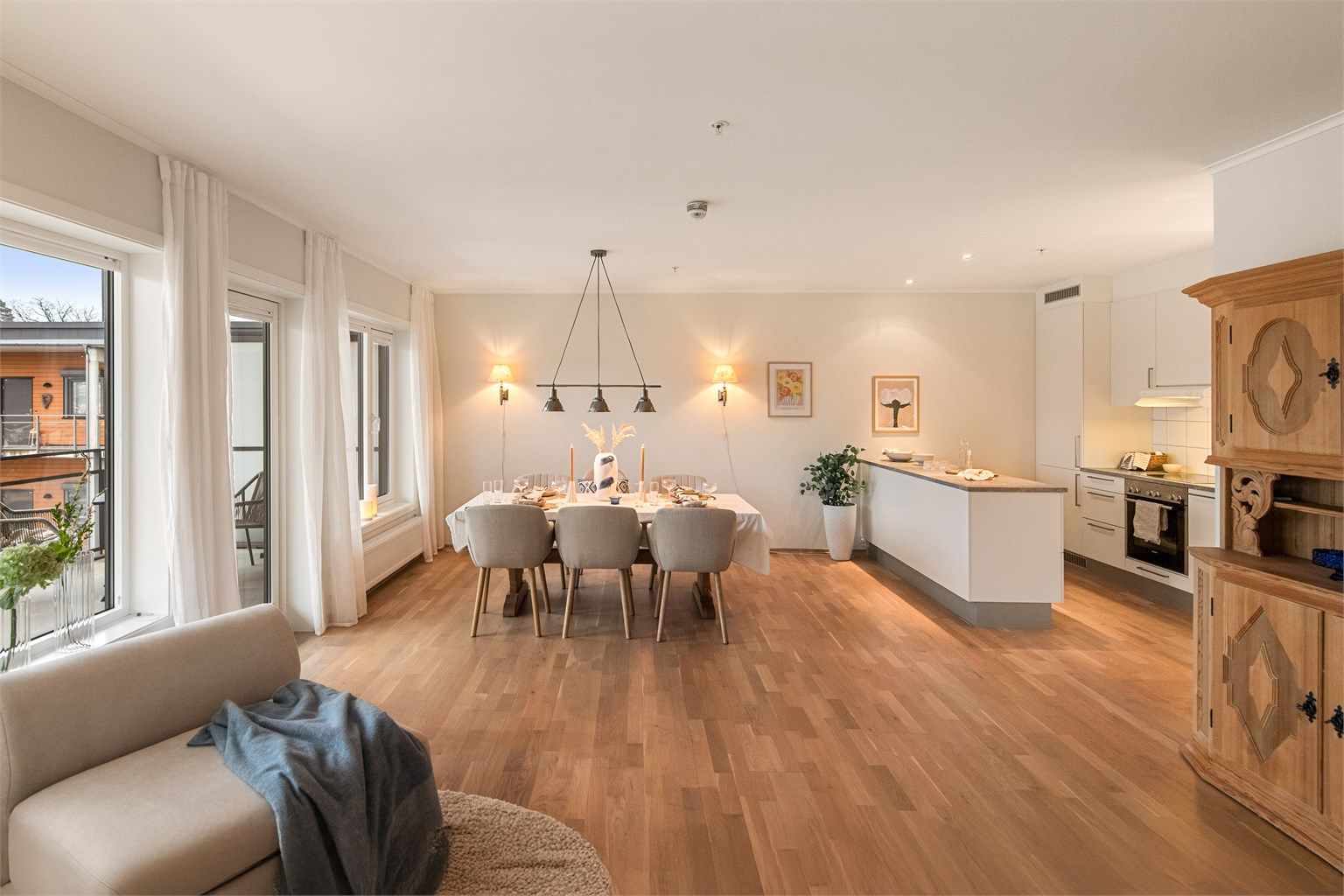 Downlights over kjøkkenøy og oppvarming fra vannbåren varme i radioatorer