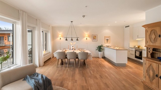 Downlights over kjøkkenøy og oppvarming fra vannbåren varme i radioatorer