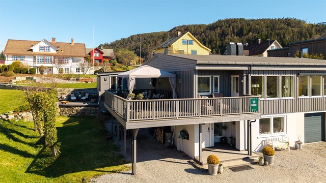 Boligen har to store terrasser og fullisolert hagestue