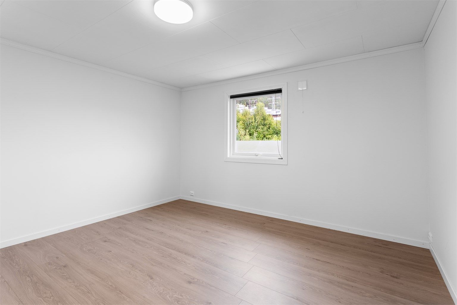 Soverom i første etasje med god plass til dobbeltseng og garderobeløsning.