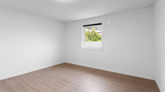 Soverom i første etasje med god plass til dobbeltseng og garderobeløsning.