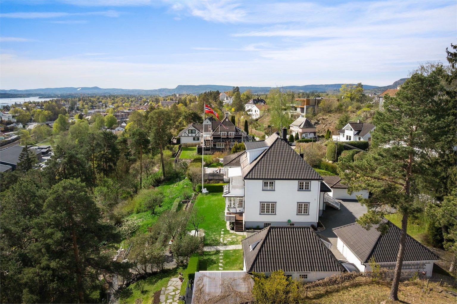 Boligen ligger rolig, barnevennlig og solrikt til med flott utsyn over nærområdet