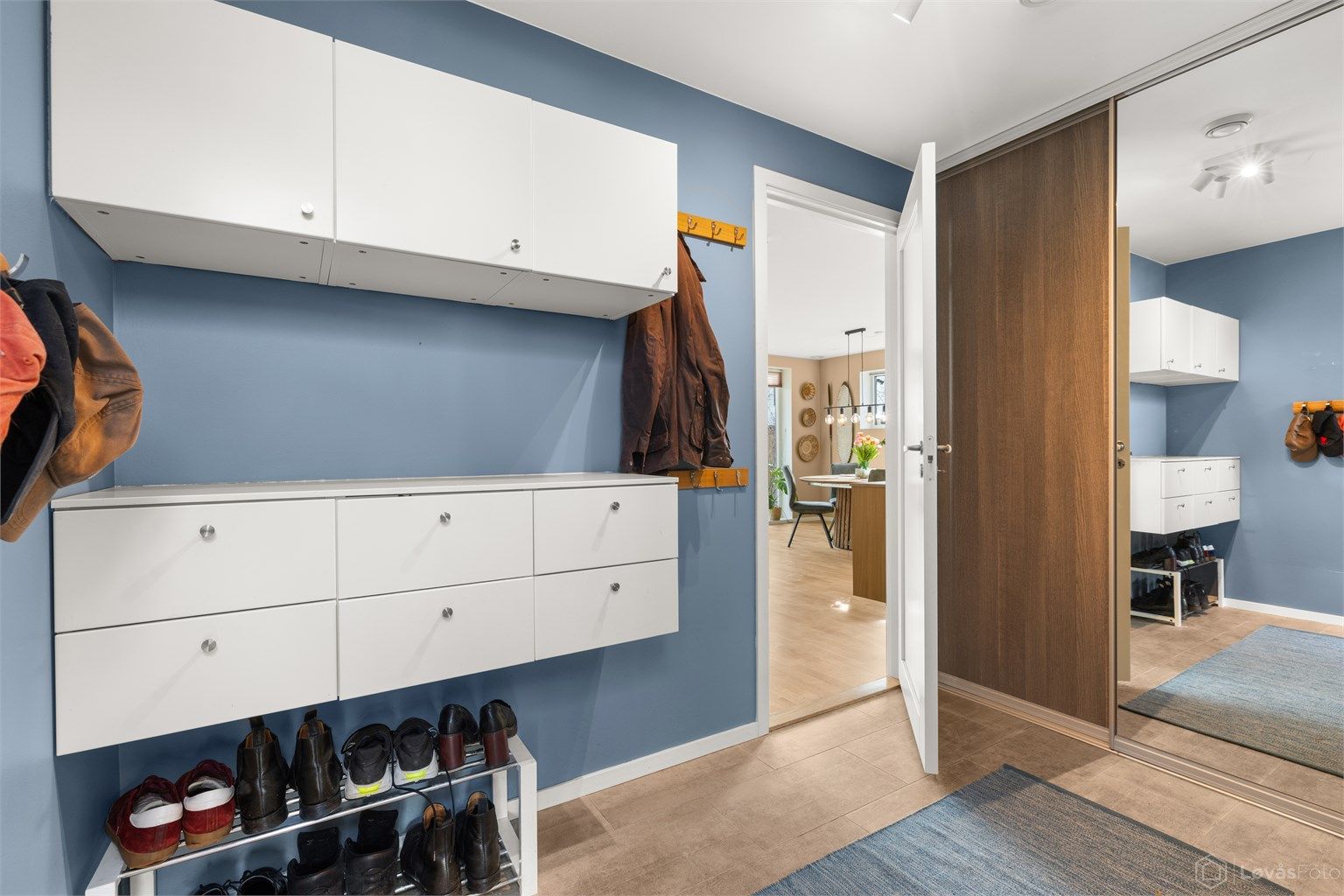 Entréen har et praktisk flislagt gulv med gulvvarme og rikelig med oppbevaringsplass.