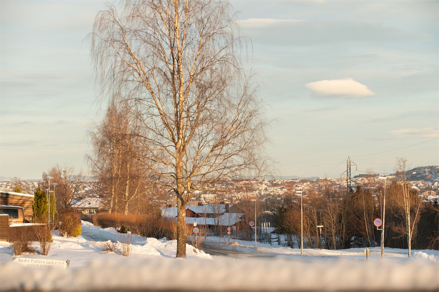 For ytterligere servicefasiliteter og shoppingmuligheter, er det en rask 11 minutters kjøretur til City Syd, hvor du finner et mangfold av butikker, restauranter, apotek, vinmonopol, frisører og mer.