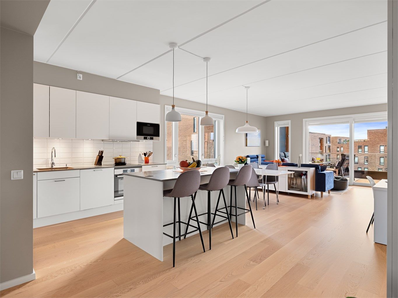 Åpen og romslig stue- og kjøkkenløsning