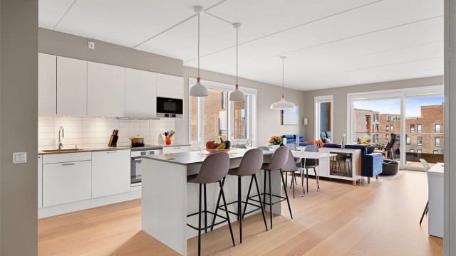 Åpen og romslig stue- og kjøkkenløsning